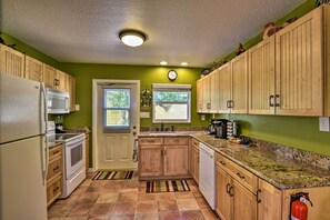 Kitchen | Fully Equipped | Drip & Keurig Coffee Makers (Some K-Cups Provided)