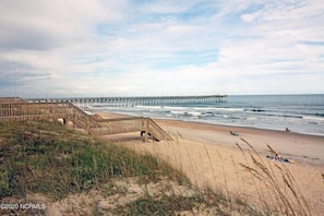 Beach access and feet to surf city pier