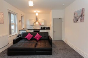 Raspberry Suite - Lounge/Kitchen Area