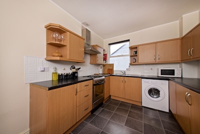 BB1 Entire 4 bedrooms Flat Close to city centre