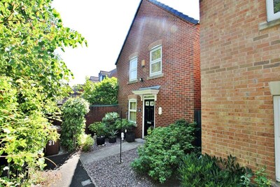 Modern, detached 2 bedroom property. Free parking.