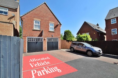 Modern, detached 2 bedroom property. Free parking.