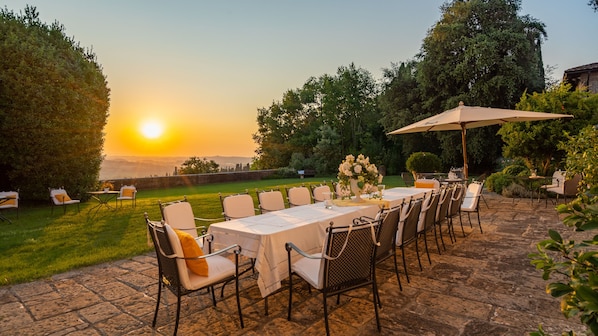 Outdoor dining