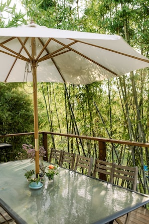 Sunshine Coast accommodation, dining deck with BBQ, screened by beautiful bamboo