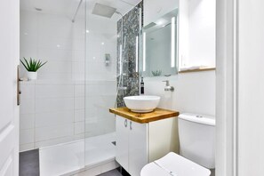 Salle d'eau avec grande douche