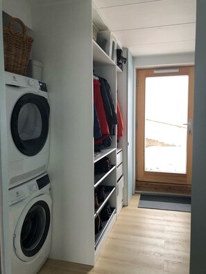 Entrée avec grand dressing, machines linges