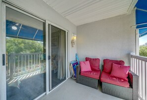 Relaxation station: where every hour is happy hour!