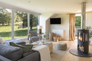 Lounge area with balcony