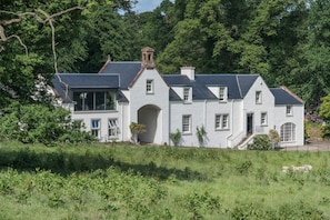 Arngomery Court with Stables to left of arch