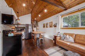 Kitchen with Fridge/Freezer, Dishwasher, Oven/Stove, & Microwave. 