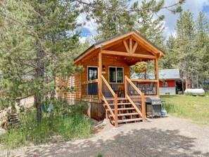 Exterior of the front of the cabin. Located in a neighborhood.