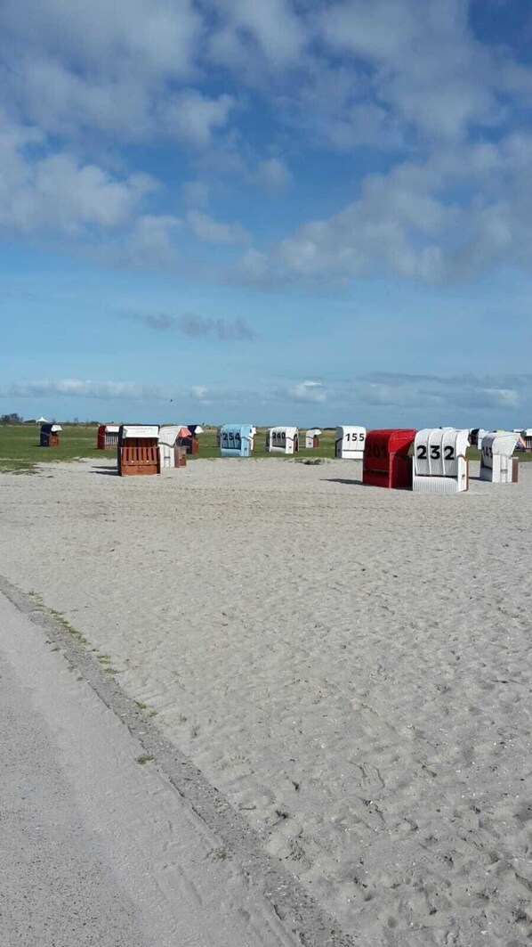 ..hier steht ihr reservierter im Mietpreis enthaltener Strandkorb 