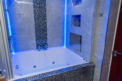 Aphrodite Suites - The Sanctuary Jacuzzi Suite