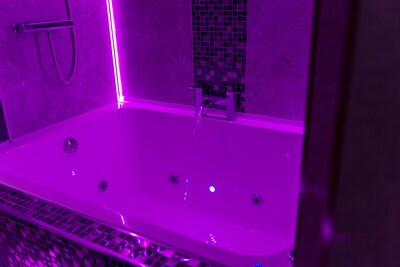 Aphrodite Suites - The Sanctuary Jacuzzi Suite