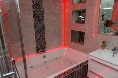 Aphrodite Suites The Opulance Jacuzzi Suite