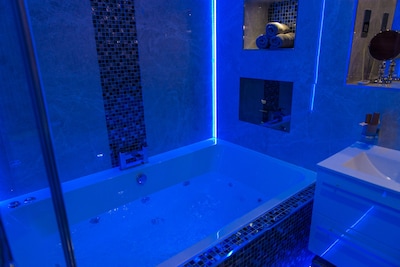 Aphrodite Suites The Opulance Jacuzzi Suite