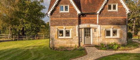 Hensill Farmhouse is a fully  renovated 19th century cottage set in a beautiful rural setting