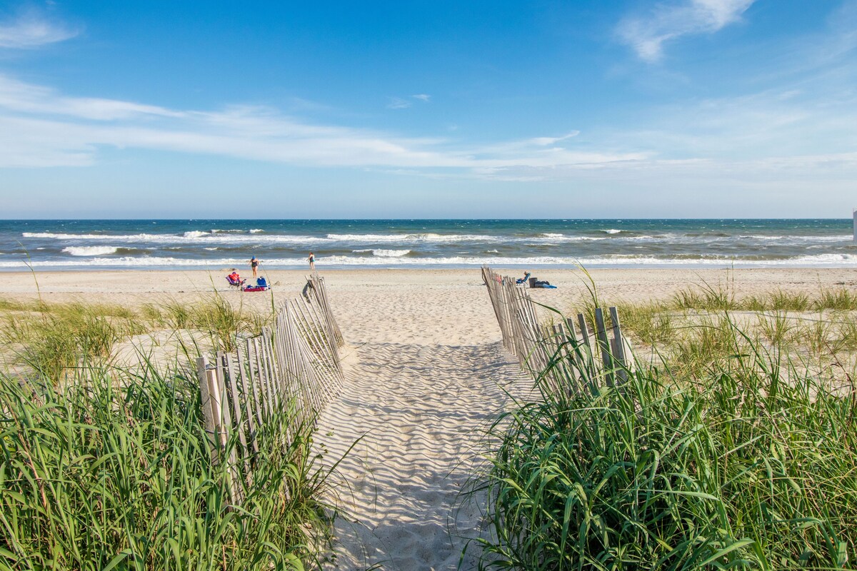 OCEANFRONT, Ocean Club Resort, Heated Pool, Hot Tub. Cleaning & Linens Included!