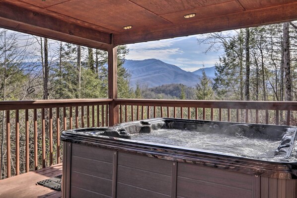 Sevierville Vacation Rental | 2 Floors | 3 BR | 4 BA | 2,304 Sq Ft