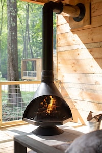 Brand new Scandi cabin, hot tub, fireplace, hiking