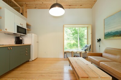 Brand new Scandi cabin, hot tub, fireplace, hiking