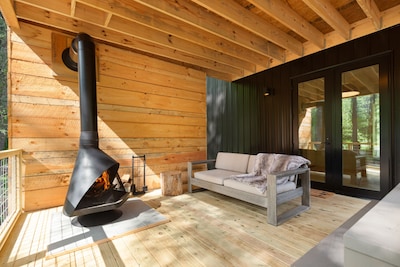 Brand new Scandi cabin, hot tub, fireplace, hiking