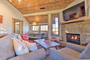 Living Room | Free WiFi | Gas Fireplace