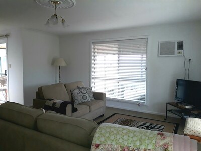 3BR, 2 Bath, 2 Living Areas Comfortable Family Home