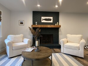 Living Room w Fireplace