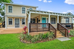 Another view of the front porch and deck