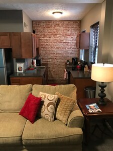 #4: ⚡️Cute Downtown 2-Bedroom Apartment ⚡️