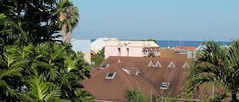 Vue de la mer du balcon de la chambre à l'étage du duplex  