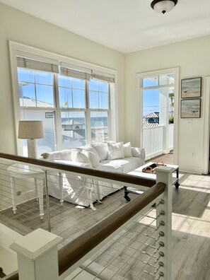 Sunny loft with Gulf views. Perfect for afternoon nap. Sleeper sofa (queen size)