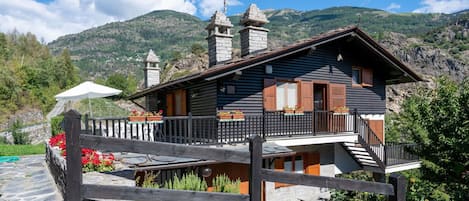 Nube, Cielo, Planta, Propiedad, Montaña, Edificio, Ventana, Árbol, Casa, Tierras Altas