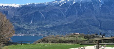 Terrazza privata di fronte dell'appartamento vista lago di Garda e Monte Baldo.