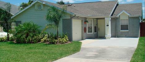 [amenities:screened-in-pool:1] Screened In Pool