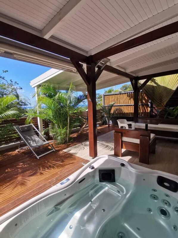 Outdoor spa tub