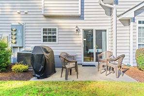 Outdoor Patio w/BBQ grill
