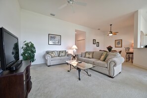 PS202 - Spacious and light living with comfortable seating and flat screen TV