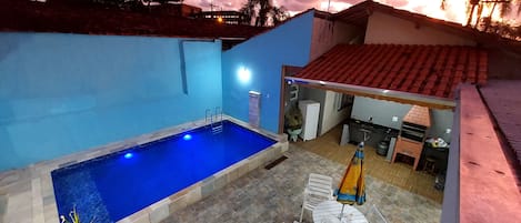 Nova area de lazer, churrasqueira, fogão embutido,  piscina com led e cascata 