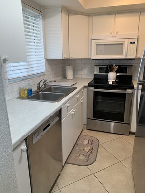 Full Kitchen - Stainless Steel Applicances