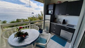 Terrasse/kitchenette avec vue sur le rocher du Diamant