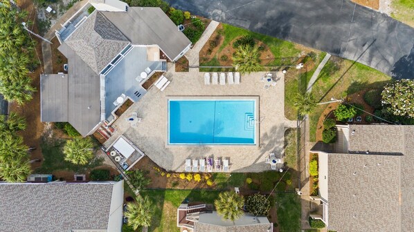 Community Swimming Pool - Sun Loungers