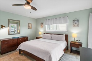 King master with private entry to patio, flat screen TV with cable and wi-fi. Ceiling fan for warm summer nights.
