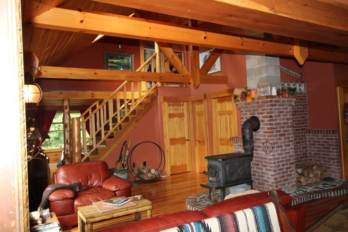 Relaxing lodge in the woods