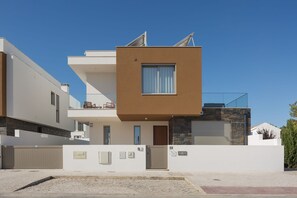 Villa Atlântico  est une luxueuse maison de vacances à louer à Salir do Porto, à quelques pas des célèbres plages de la Côte d'Argent - Portugal. 