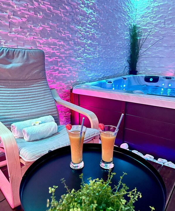 Outdoor spa tub
