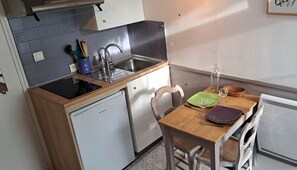 Clos de la Fontaine, Dinard, coin cuisine du N°2