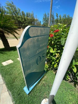 Vista frontal de la propiedad