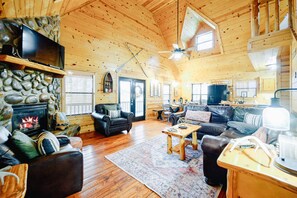 1 4 Living it up in this cozy cabin, where the furniture is plenty and the ceilings are soaring high.jpg